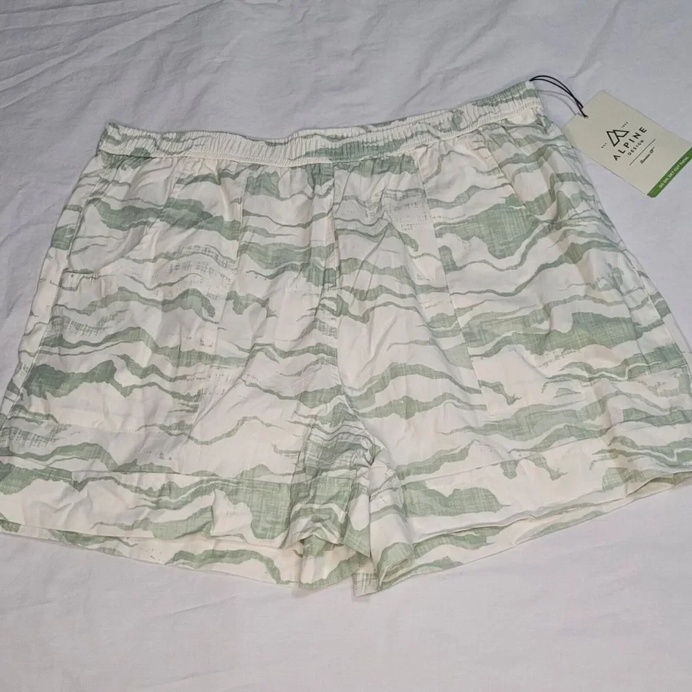 NWT Alpine‎ Design Shorts  Green Design SPF 30 Size Large Elastic Waist
